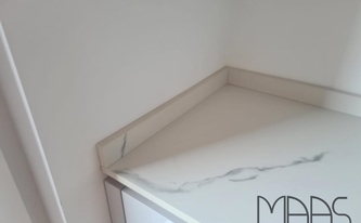 Montage in Giesen der Dekton Arbeitsplatten und Wischleisten Kairos