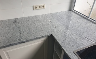 IKEA Küche mit Granit Arbeitsplatten Viscont White