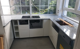 Helle Küche mit Granit Arbeitsplatten Viscont White