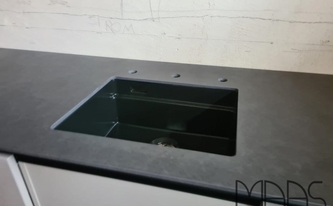 Dekton Arbeitsplatte Eter mit Unterbauspüle und drei Armaturbohrungen