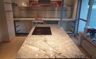 Küche in Haan mit Granit Arbeitsplatten und Wischleisten Viscont White