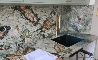 Granit Arbeitsplatten und Rückwände Atlas auf der Küchenzeile montiert