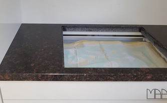 Granit Arbeitsplatten Tan Brown mit einem flächenbündigen Ausschnitt 