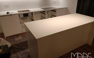 Montage in Hamburg der zwei Caesarstone Arbeitsplatten 2141 Snow