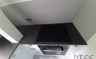 Ceranfeld in der Dekton Arbeitsplatte Fossil