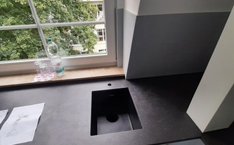 Unterbauspüle in der Dekton Arbeitsplatte Fossil