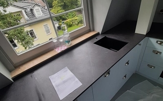 Fensternische in der Dekton Arbeitsplatte Fossil