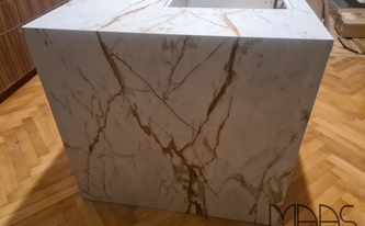 Kücheninsel mit Dekton Arbeitsplatte und Seitenwangen Reverie