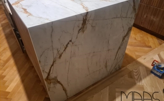 Dekton Arbeitsplatte und Seitenwange Reverie auf Gehrung verklebt