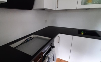 Küche in Hamburg mit Granit Arbeitsplatten Nero Assoluto Zimbabwe