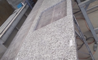 Granit Arbeitsplatte Blanco Estrella mit zwei Ausschnitten hergestellt