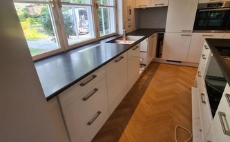 Montage der Granit Arbeitsplatten Nero Assoluto Zimbabwe in Hamburg