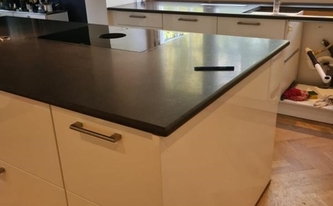 Kücheninsel mit Granit Arbeitsplatte Nero Assoluto Zimbabwe