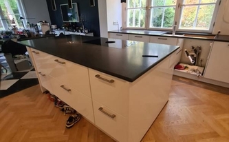 Granit Arbeitsplatten Nero Assoluto Zimbabwe in Hamburg montiert