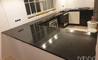 Küche in Hamburg mit Granit Arbeitsplatten Devil Black