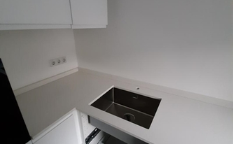 Unterbauspüle in der Caesarstone Arbeitsplatte 4600 Royal Snow