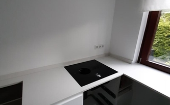 Bora Kochfeld in der Caesarstone Arbeitsplatte 4600 Royal Snow