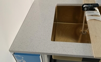 Unterbauausschnitt in der Silestone Arbeitsplatte Blanco Maple