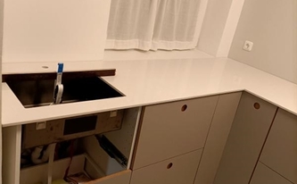 Küche von IKEA mit Silestone Arbeitsplatten Yukon