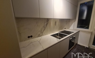Küchenzeile in Hamburg mit Marazzi Arbeitsplatten, Rückwände und Fensterbank Statuario Marazzi
