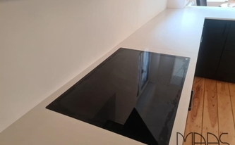 Kochfeld in der Silestone Arbeitsplatte Desert Silver