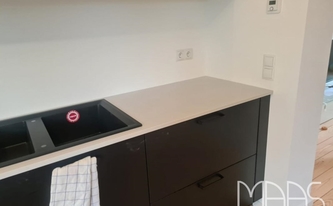 Spüle in der Silestone Arbeitsplatte Desert Silver