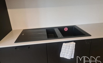 Silestone Arbeitsplatte Desert Silver mit schwarzer Spüle