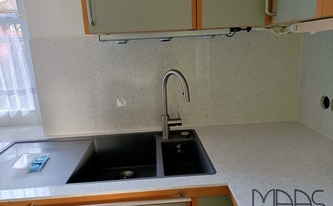 Montage der Silestone Rückwände Blanco Stellar