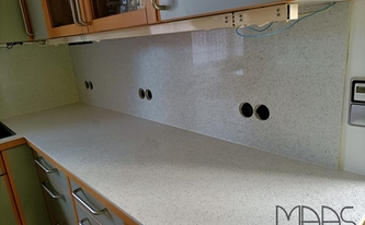 Silestone Rückwände Blanco Stellar mit Steckdosenbohrungen