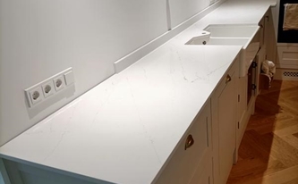 Montage der Silestone Arbeitsplatten und Wischleisten Ethereal Glow