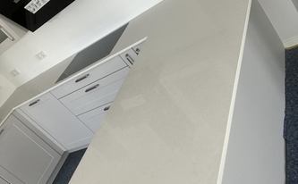 Montage in Hanau der Caesarstone Arbeitsplatten 4600 Royal Snow
