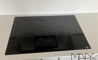 Ceranfeld in der Caesarstone Arbeitsplatte 4600 Royal Snow