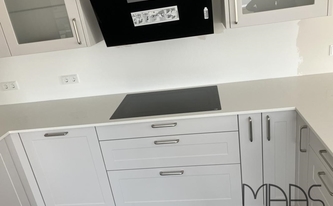 Caesarstone Arbeitsplatte 4600 Royal Snow mit Ceranfeld