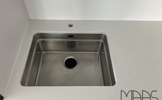 Spüle in der Caesarstone Arbeitsplatte 4600 Royal Snow