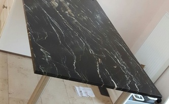 Tisch mit einer Granitplatte aus dem Material Belvedere