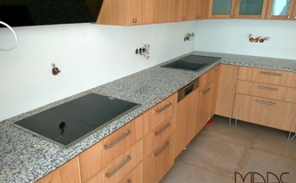 Küche in L-Form mit einer Granit Arbeitsplatte
