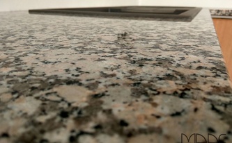 Mondariz - Brauner Granit mit cremefarbenen Flocken und schwarzen Punkten