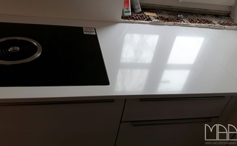 Moderne Küche in weiß mit einer Silestone Arbeitsplatte