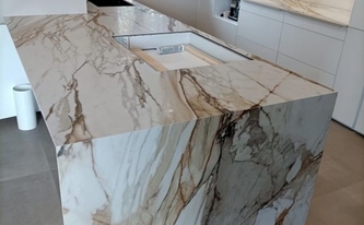 Montage der Level Keramik Arbeitsplatten und Seitenwange Macchia Vecchia