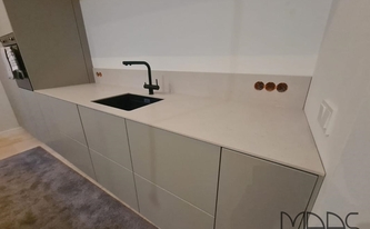 Küchenzeile mit CTX - Basic Keramik Arbeitsplatte und Rückwand Trani Ivory