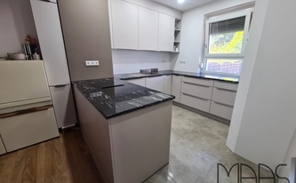 Küche in Heilbronn mit Granit Arbeitsplatten und Fensterbank Black Cosmic