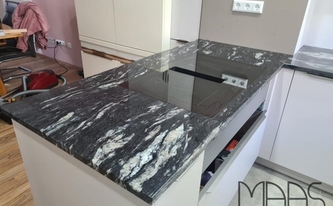 Ceranfeld in der Granit Arbeitsplatte Black Cosmic