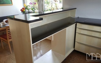 Moderne Küche mit Granit Arbeitsplatten aus dem Material Nero Assoluto India