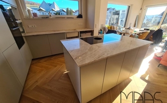 Küche in Heilbronn mit Granit Arbeitsplatten Taj Mahal