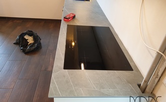 Neolith Arbeitsplatte Zaha Stone mit Ceranfeld