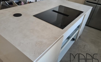 Kochfeld in der Porcelanosa Arbeitsplatte Ars Beige