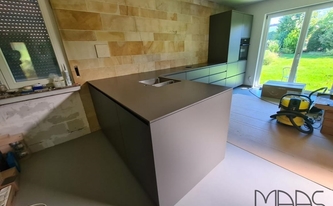 Montage in Hennef der Silestone Arbeitsplatten Cemento Spa