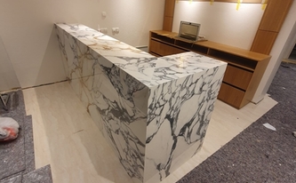 Empfangstheke in Hennigsdorf mit Level Keramik Arbeitsplatten Calacatta Paonazzo