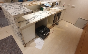 Empfang mit Level Keramik Arbeitsplatten Calacatta Paonazzo