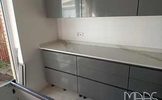 Dekton Arbeitsplatte und Wischleisten Opera auf der Küchenzeile montiert